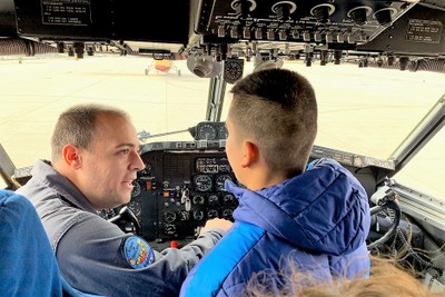 Un escolar de la ONCE pregunta al piloto sobre alguna duda del funcionamiento del avión