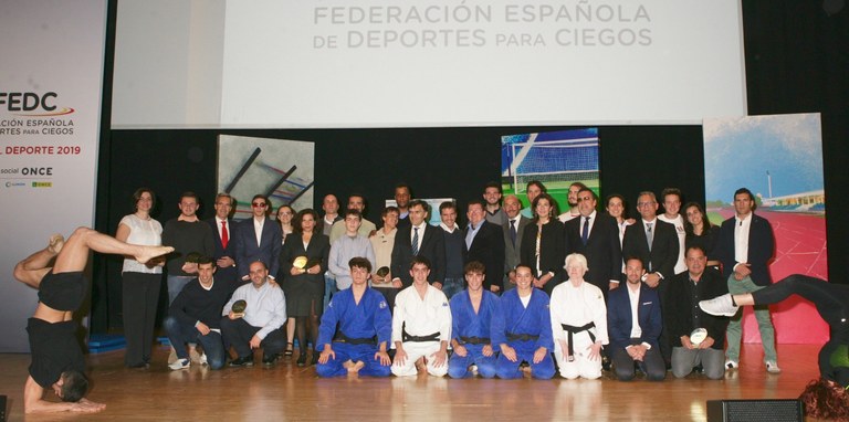 Foto de familia de todos los galardonados sobre el escenarios