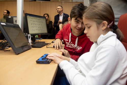Estudiantes con sordoceguera y líneas braille