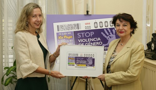Patricia Sanz y Soledad Murillo muestran el cupón dedicado a la lucha contra la violencia