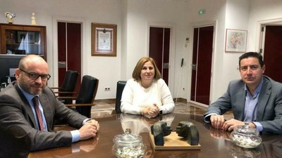 Carmen Aguilera, directora de la ONCE en Córdoba, junto al concejal Bernardo Jordano (a la izquierda) y el responsable de los hosteleros