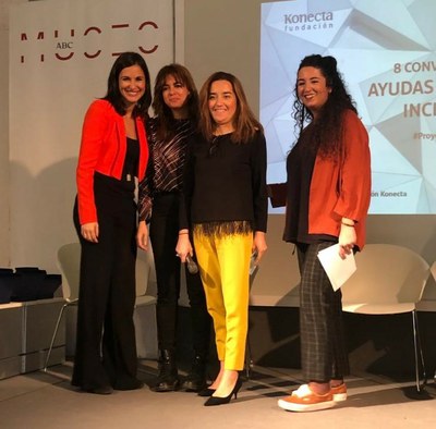 Cintia Fernández, en el centro de la imagen, tras recoger el premio