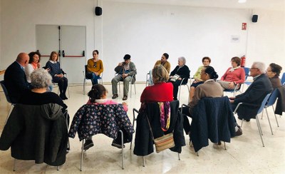 El grupo reunido durante la sesión de risoterapia