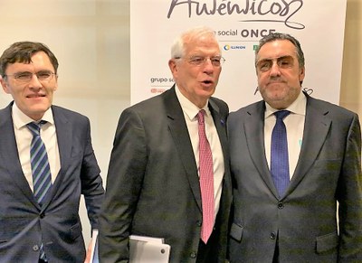 El ministro de Exteriores Borrell, ya flamante comisario europeo, flanqueado por Alberto Durán (a la izquierda) y Miguel Carballeda, reunidos en Estrasburgo