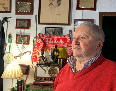 Federico, rodeado de recuerdos en el salón de su casa