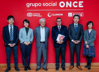 Foto de familia de la delegación nipona junto a Martínez Donoso, en el centro de la imagen