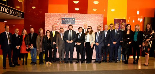 Foto de familia de los galardonados con autoridades y otras personalidades al final de la gala de entrega de premios