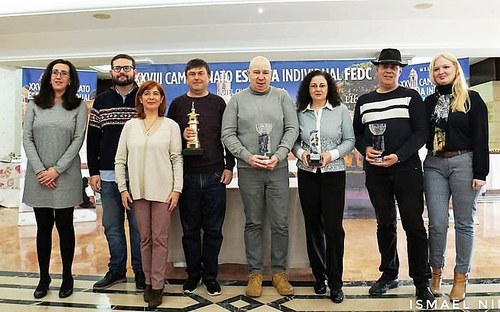 Foto de familia de los ganadores, con Draghici en el centro y, a su izquierda, Esmeralda Sánchez