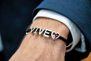 La muñeca de un hombre llevando la nueva pulsera