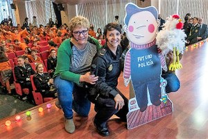Las autoras Maru García y Eva Latonda (disfrazada de policía), en la presentación del cuento