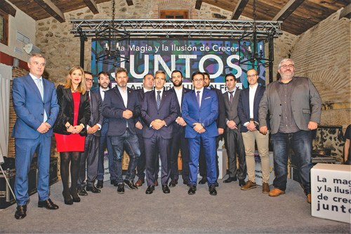 Los responsables del Grupo Social ONCE y de la instituciones extremeñas posan en el castillo de la Arguijuela