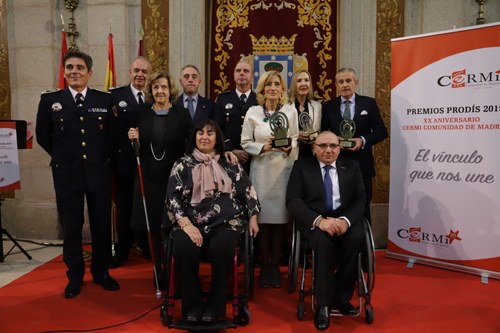 Foto familia de galardonados y autoridades