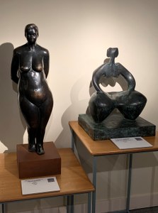 Lo femenino y Mujer con los brazos en jarras, dos de las piezas de la exposición