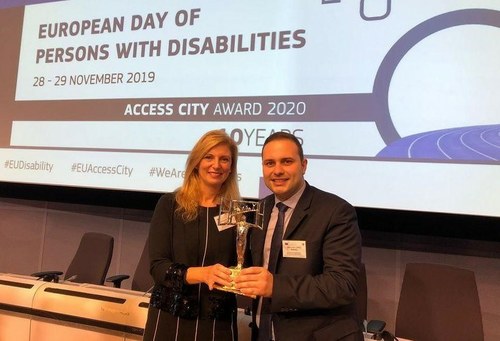 La alcaldesa de Castellón y el edil José Luis López muestran el premio