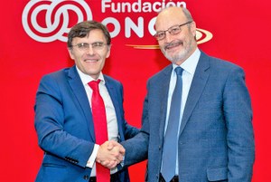 Alberto Durán (a la izquierda) y José María Alvira estrechan sus manos