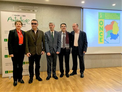 De la Campa (en el centro) posa junto a Andrés Ramos y los responsables del área de Servicios Sociales de ONCE-Galicia
