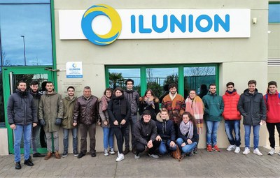 El grupo de universitarios, fotografiado a las puertas de Ilunion Reciclados