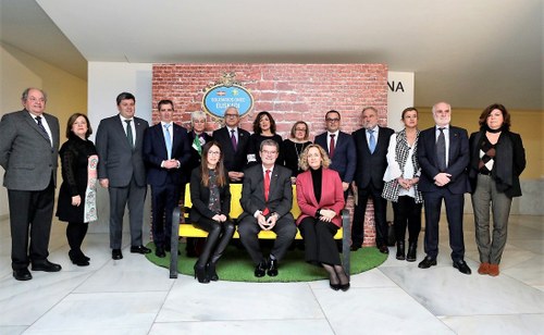 Foto de familia de galardonados, autoridades y representantes de la ONCE, sobre el escenario al terminar el acto