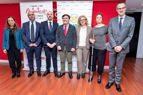 Foto de familia de los equipos negociadores de Mercadona y de la Fundación ONCE