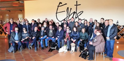 Foto de familia del grupo tras recorrer las instalaciones de Bodegas Enate