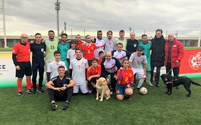 Foto de grupo de los tres colegiados con la selección de fútbol para ciegos al completo