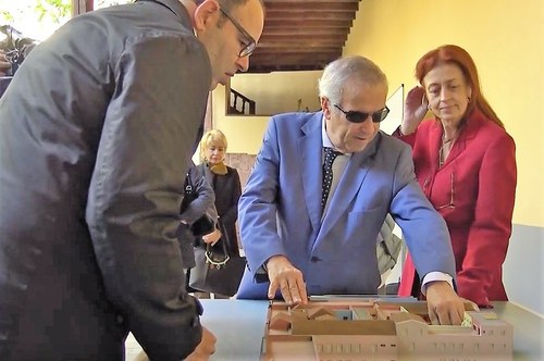 Guillén reconoce al tacto la maqueta