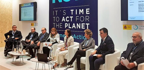 Jesús Hernández (a la izquierda) junto a la ministra Maroto (en el centro) y el resto de participantes en la Mesa sobre Turismo sostenible