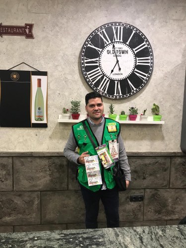 Jorge Juan Buendía López posa con los productos de juego de la ONCE 
