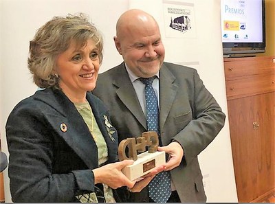 La ministra Carcedo recoge el galardón de manos de Luis Cayo Pérez