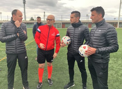 Lahoz, Del Cerro y Gil Manzano (de izquierda a derecha) junto a un árbitro de la FEDC que les asesoró durante el partido