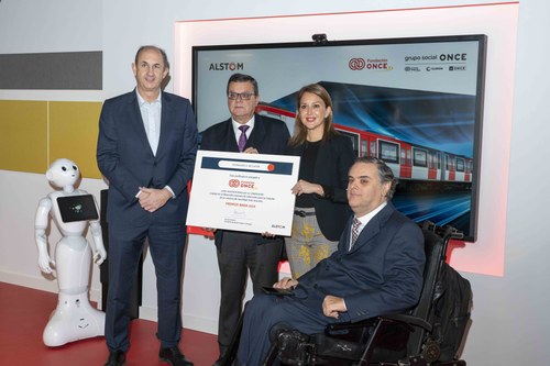 Martínez Donoso y Jesús Hernández junto a los responsable de Alstom en la entrega del reconocimiento