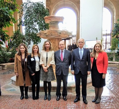 Patricia Sanz, en el centro, junto al  embajador observador permanente de España ante la OEA, Cristóbal Ramón Valdés, en Washington, rodeados por sus equipos