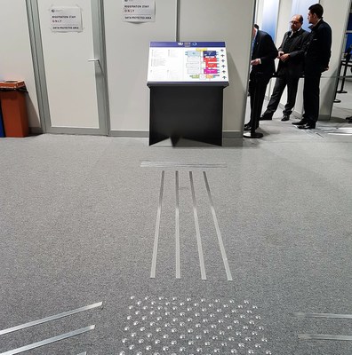 Un camino de pavimento podotáctil instalado en la cumbre que dirige a un punto de información con un mapa en relieve de las instalaciones