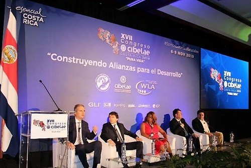 Ángel Sánchez (segundo por la derecha) en la mesa de debate en la que participó en el Congreso