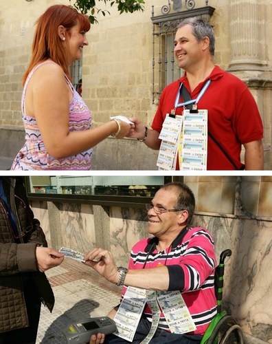 Dos vendedores de la ONCE (el de la parte inferior, una persona en silla de ruedas) en el desarrollo de su actividad comercial