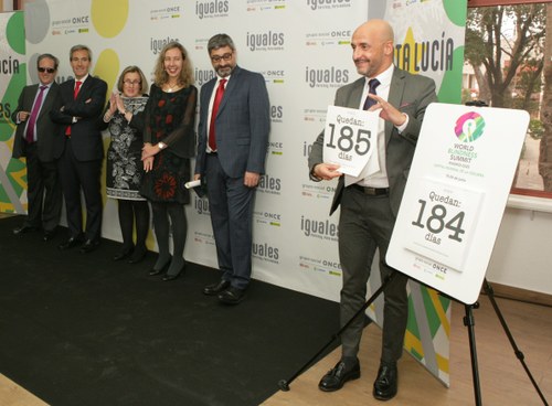 El director general de Políticas de Apoyo a la Discapacidad, Jesús Celada, arranca una hoja del calendario de cuenta atrás para el World Blind Summit Madrid 2020