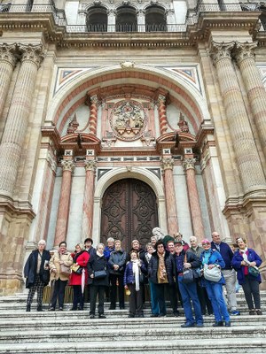 El grupo, en la escalera de entrada a la catedral de Málaga