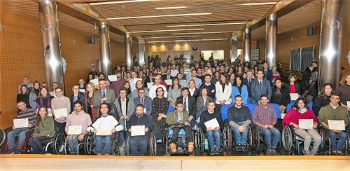 Foto de familia de los estudiantes becados con los representantes de las instituciones y empresas colaboradoras