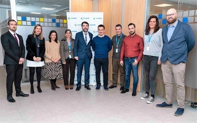 Foto de familia de los galardonados con los responsables de la empresa