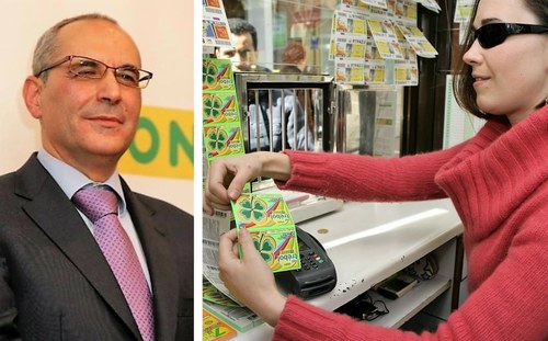 Francisco Arroyo (a la izquierda) y una vendedora ofreciendo un rasca a un cliente en un quiosco de la ONCE