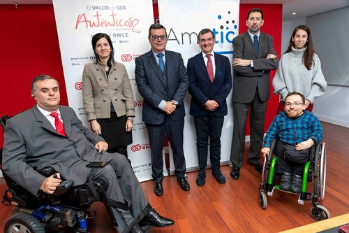 Hortigüela y Martínez Donoso, en el centro, flanqueados por sus respectivos equipos, en la firma del acuerdo