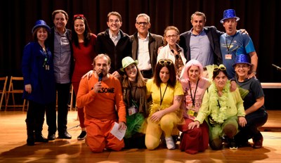 Los representantes institucionales de la ONCE junto al grupo que actuó en la actividad de 'El Día de los Colores'