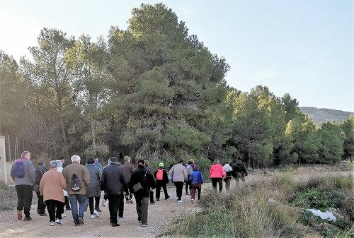 Los usuarios de Teleasistencia de Ilunion durante un tramo de su recorrido por los parajes de Yecla