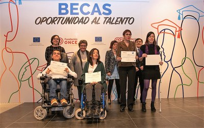 Un grupo de becados posa sobre el escenario del CRE de Madrid