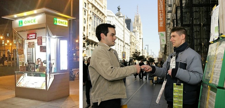 Uno de los nuevos quioscos de la ONCE (a la izquierda) y un vendedor expendiendo un cupón a un cliente en la Gran Vía de Madrid