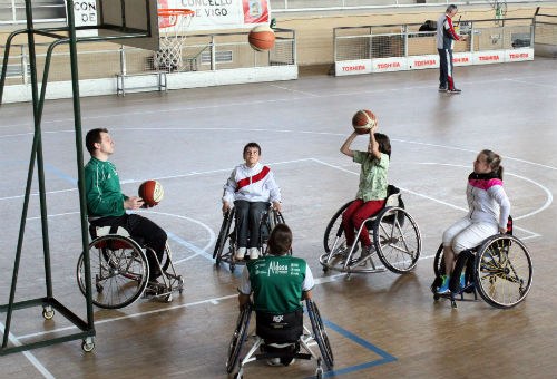Escolares en silla de ruedas jungando al baloncesto