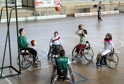 Escolares en silla de ruedas jungando al baloncesto