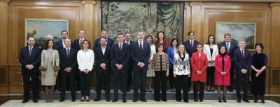 Foto de familia del nuevo Gobierno tras el Acto de Jura de cargos ante el Rey Felipe VI en el Palacio de la Zarzuela el 13 de diciembre (Foto Casa Real) Foto de familia del nuevo Gobierno tras el Acto de Jura de cargos ante el Rey Felipe VI en el Palacio de la Zarzuela el 13 de diciembre (Foto Casa Real)