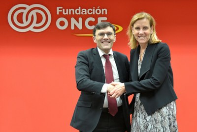 Albert Durán (a la izquierda) y Marta Martínez estrechan sus manos tras rubricar el acuerdo en la sede de Fundación ONCE