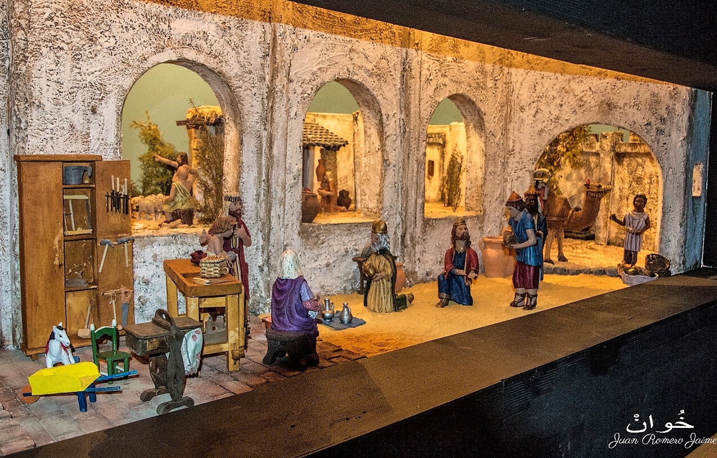 Escena principal del Nacimiento, con la adoración de los Magos y, detrás, los tres grandes ventanales a través de los que se cuela la imagen de otros tantos escenarios bíblicos en figuras de pequeño tamaño